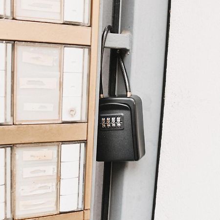 Studio Apartment Im Zentrum Mit Parkplatz & Neuem Badezimmer Maagdenburg Buitenkant foto