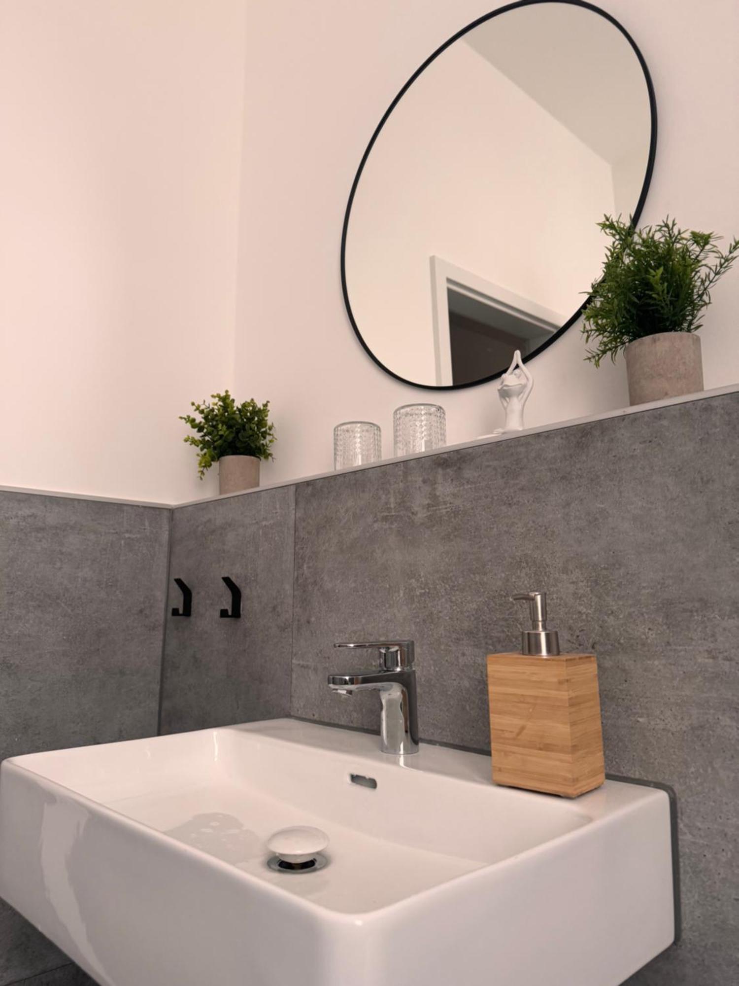 Studio Apartment Im Zentrum Mit Parkplatz & Neuem Badezimmer Maagdenburg Buitenkant foto